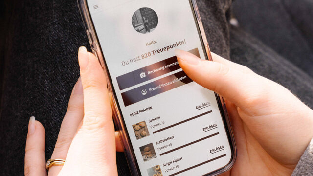 Auf einem Handybildschirm ist die Startseite der Sorger App zu sehen.