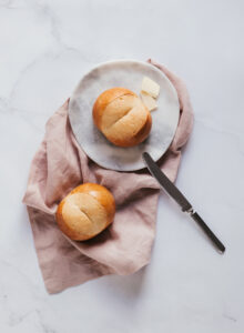 Zwei kleine Pinzen liegen auf hellem Untergrund .