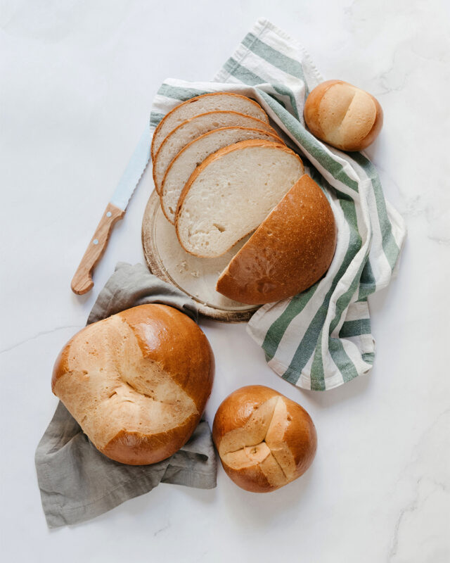 Verschiedene Weißbrote liegen auf Leinentüchern.