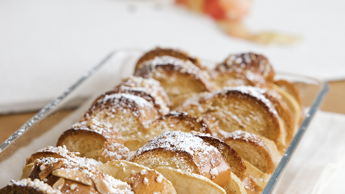 In einer Glasform wurde ein Scheiterhaufen aus Striezel zubereitete. Die Form steht auf einem weißen Tuch.