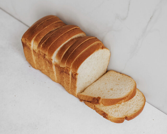 Toastbrot aufgeschnitten auf einem hellen Hintergrund.
