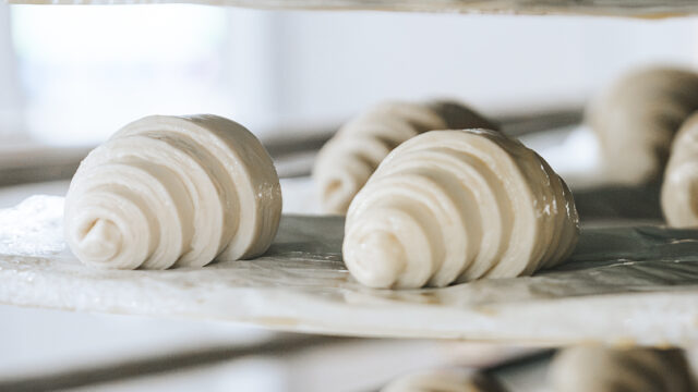 Hier rasten Buttercroissants mit Weizensauerteig, bevor sie zum Ausbacken in den Ofen kommen.